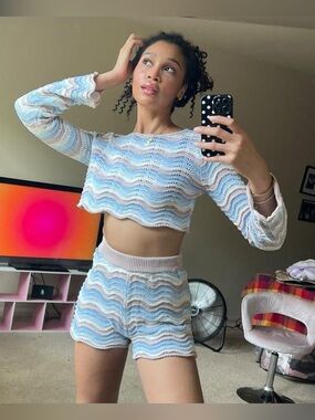 Blue, tan & white retro wavy knit shorts set
